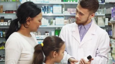 Bir eczane ürünleri onun müşterileri için genç bir eczacı anlatıyor