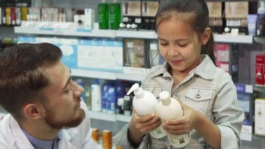 Güzel eczacı genç bir kız ne satın almak seçmek için yardımcı olur.