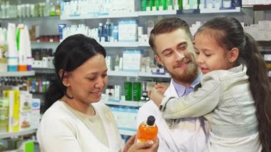 Eczacı kollarını ve annesi bir kızla seçin bir çare bir eczane