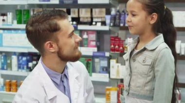Küçük bir kız tıp iyi eczacı verir