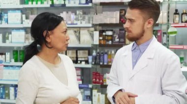 Bir kadın bir çanta ile onun yapma alır.