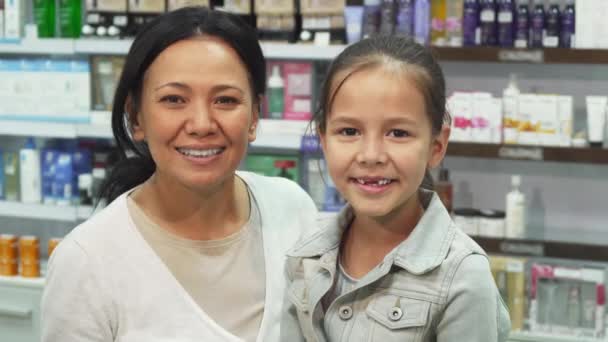 Mamá y su hija han hecho compras en la farmacia con una tarjeta de crédito — Vídeo de stock