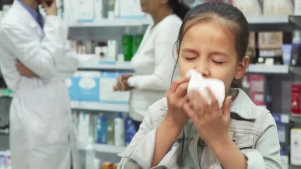 Den sjuka flickan nyser och ser mycket trött — Stockvideo