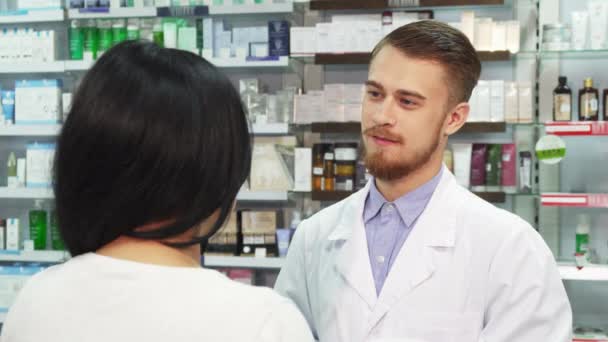 Um bom farmacêutico dá à mulher a sua compra. — Vídeo de Stock