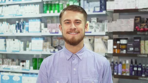 The man made a purchase in a drugstore and showing thumbs up — Stock Video