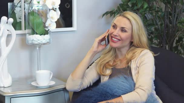 Όμορφη γυναίκα, μιλώντας στο τηλέφωνο — Αρχείο Βίντεο