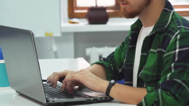 Slimme student zoekt naar informatie over de computer — Stockvideo