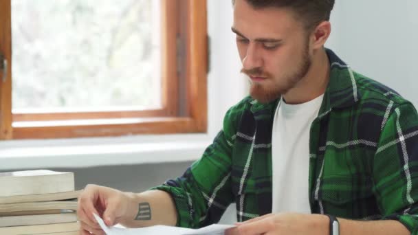 Cara séria estuda cuidadosamente a literatura — Vídeo de Stock