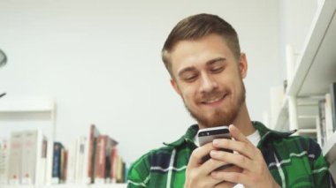 Güzel öğrenci SMS okurken gülmekten