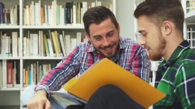 İki genç öğrenci kütüphanede oturup tartışmak