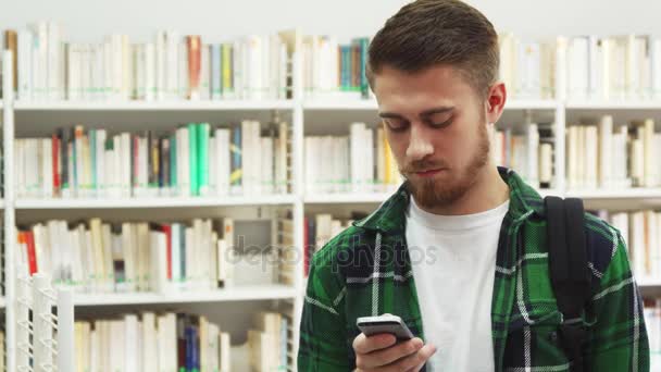 Jóvenes llamadas de estudiantes por teléfono móvil — Vídeos de Stock