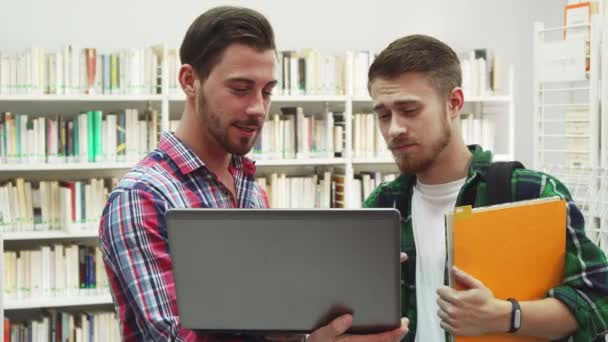 Dos estudiantes se conocieron en la biblioteca — Vídeo de stock