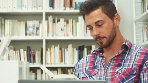 Inteligentny facet jest czytanie książek — Wideo stockowe