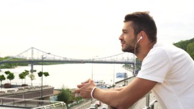 Sakin bir adam sabah şehir sahiptir