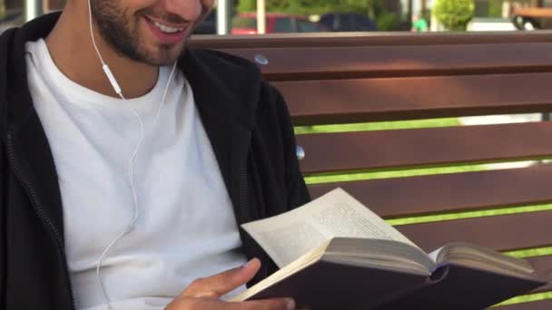 Il bell'uomo gira le pagine e legge il libro — Video Stock