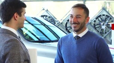 Mutlu bir adam anahtarları yeni arabasını alır.