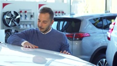 İş adamı araba araba showroom inceliyor