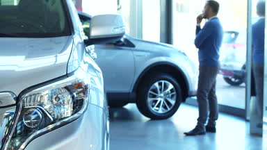 İş adamı bir araba satın alma hakkında düşünüyor