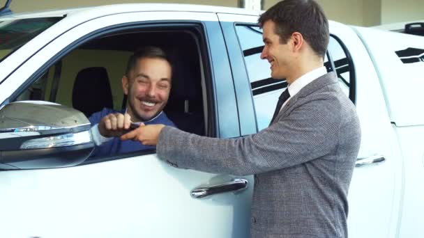 En stilig köparen gör en selfie med en säljare från bilen — Stockvideo