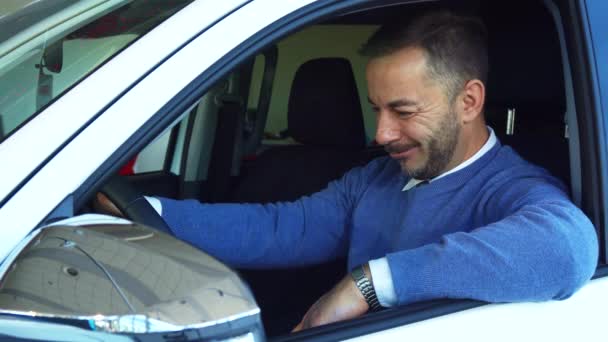 Feliz hombre disfruta de comprar un coche nuevo — Vídeos de Stock