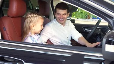 Mutlu baba kızını araba işlevi hakkında söyler.