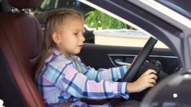 Güzel bir kız bir araba başlatmak çalışıyor