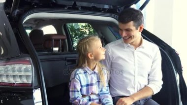 Çok güzel baba ve kız açık arabanın bagajına üzerinde oturuyorsun