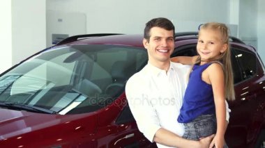 Baba ve kızı ellerinin üstünde araba arka plan üzerinde durmak