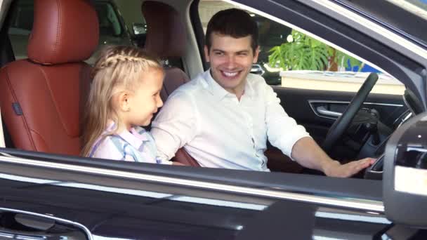 Glücklicher Vater erzählt seiner Tochter von der Funktion des Autos — Stockvideo