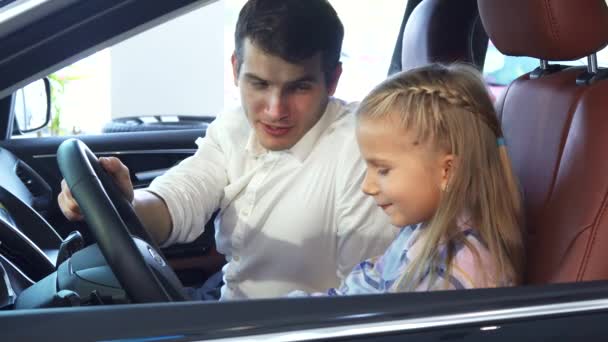 Hijita y padre se sientan en el coche y hablan — Vídeos de Stock