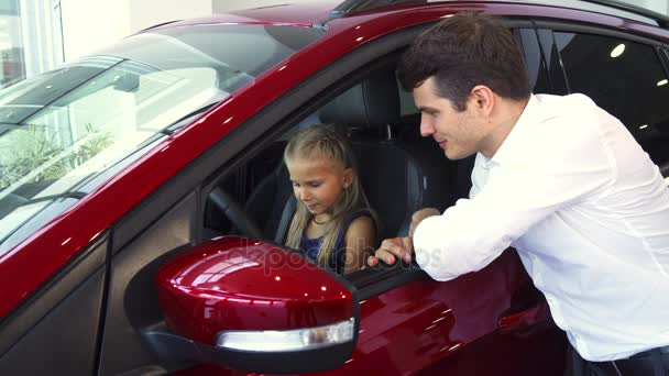 Uppmärksamma pappa berättar hennes dotter om bilen — Stockvideo