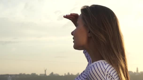 Roztomilá dívka při pohledu do dálky ve městě — Stock video