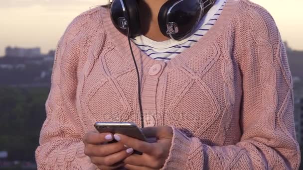 Современная девушка что-то печатает на своем смартфоне — стоковое видео