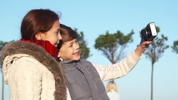 Los niños felices están haciendo selfie en cámara — Vídeos de Stock