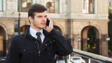 Ciddi telefon görüşmesini çalışan bir adam var