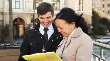 Hoş adam ve kadın bazı belgeleri ve gülümseme tartışmak