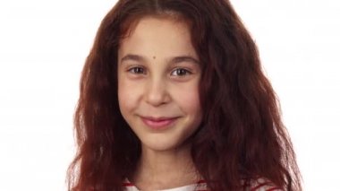 Sevimli küçük bir kız gülümsüyor ve gülüyor