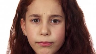 Küçük bir kız ağzına bir parmak getiriyor ve sessizlik için sorar