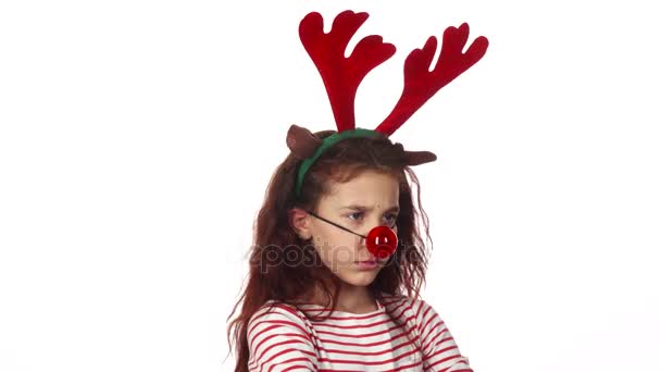 Uma menina doce vestida com um nariz vermelho de brinquedo e parece muito ressentido — Vídeo de Stock