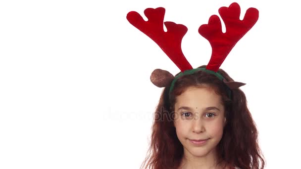Słodka dziewczyna chowa się za pudełko na prezent Boże Narodzenie — Wideo stockowe