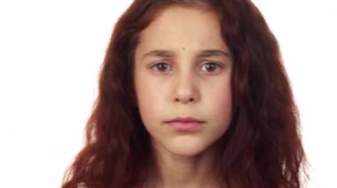 Tatlı bir kız sessizlik için sorar ve kafasını sağa ve sola döner