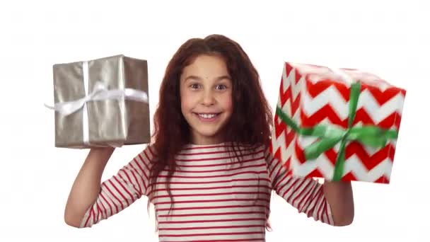 Ευτυχισμένος κορίτσι κρατώντας δύο χριστουγεννιάτικα δώρα στα χέρια της — Αρχείο Βίντεο