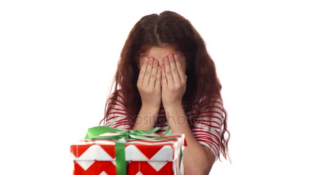 Милая девушка открывает глаза и получает новогодний подарок — стоковое видео