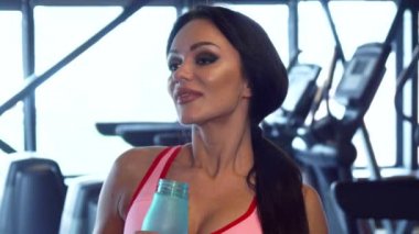 İçme suyu spor salonunda güzel kadındır