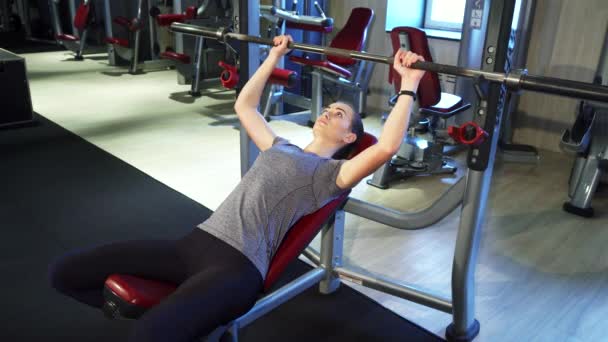 Athletic dziewczyna jest pompowania mięśni — Wideo stockowe