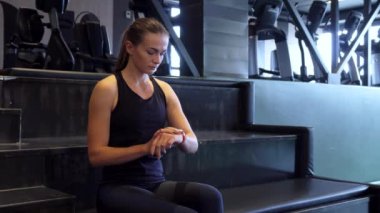 Bir ikinci el saat spor egzersizleri bir kol saati için uygun bir kız açar