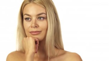 İnanılmaz güzel kız beyaz bir duvar karşı düşünceli ayakta