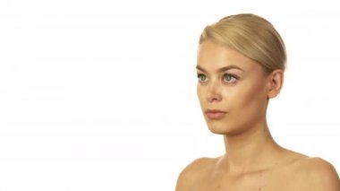 Düşünceli kız yukarı ve gülümseyerek bakışlarını yükseltir