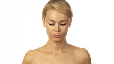 Sarışın kız aşağıya bakar ve sonra kamera ve gülümsüyor örnek alıyor