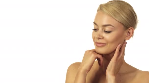 Den söta unga kvinnan håller händerna på sin perfekta hud — Stockvideo